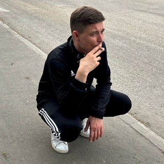 артём что-то пишет