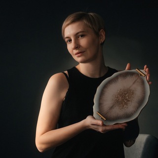 КУЛИКОВА ЛЬЕТ И КРАСИТ