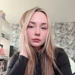 Оля рисует