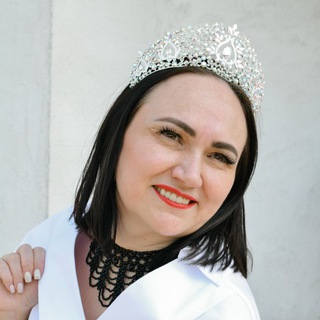 Риэлтор с куклой в руках