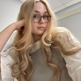 янка пилит ноготочки