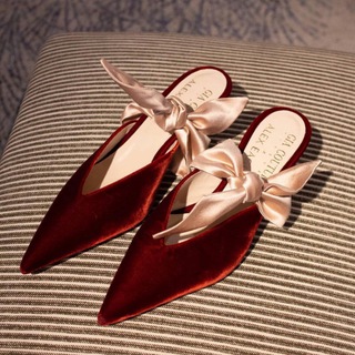 Кофе, круассан и туфли kitten heels